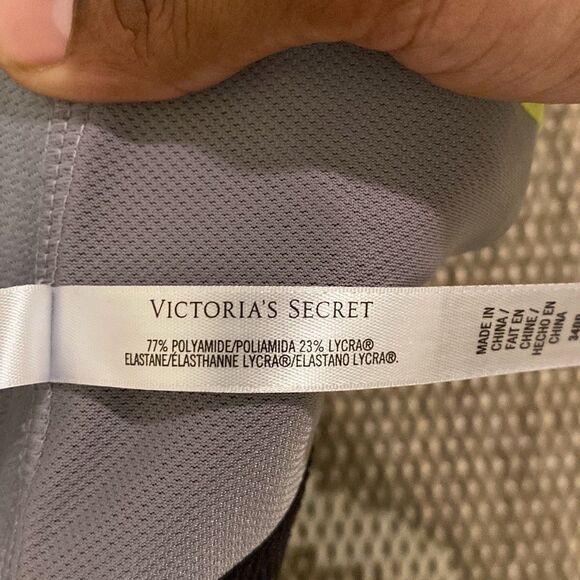 Victoria’s Secret sports bra size 34DD - Picture 4 of 5